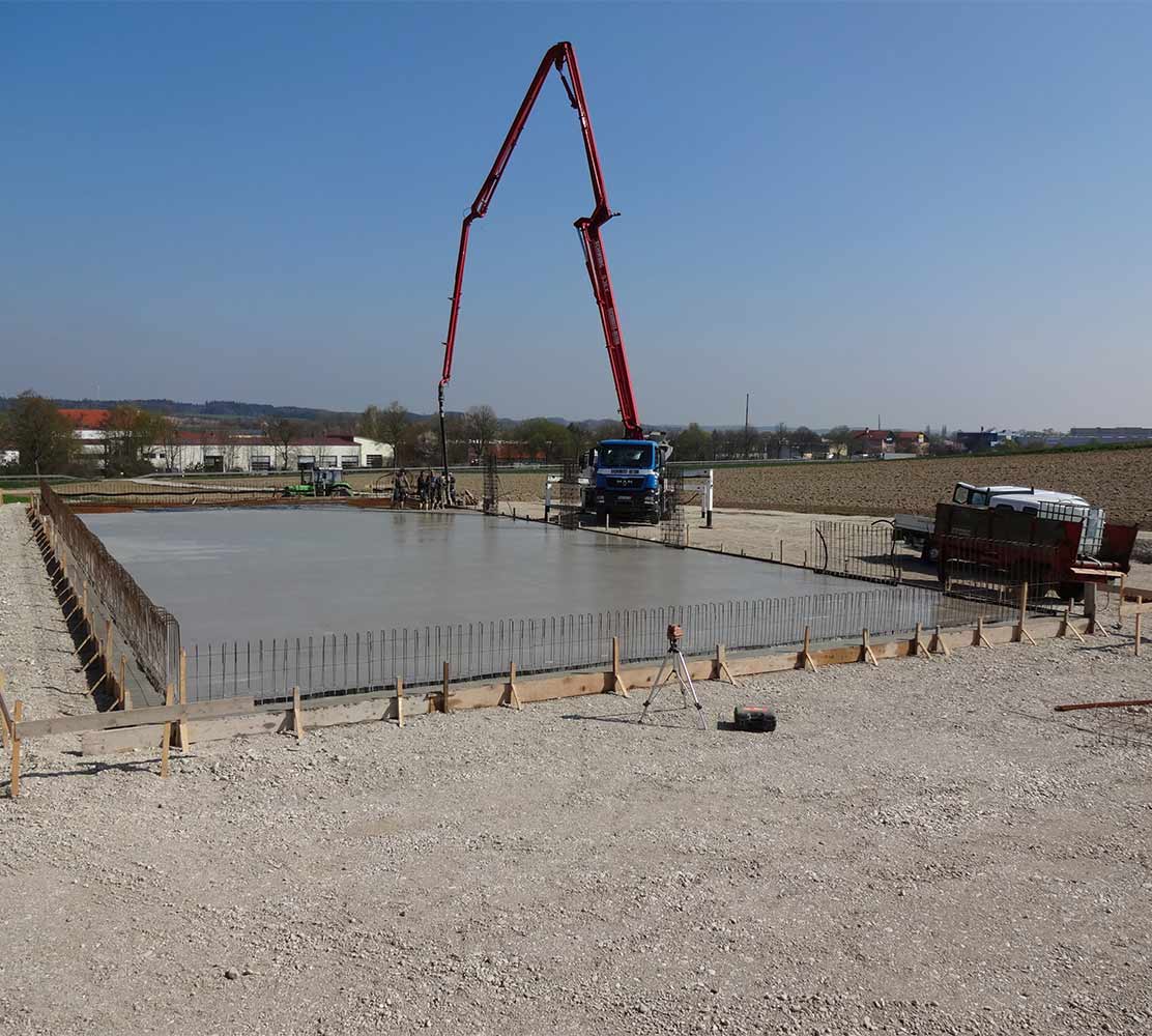 Bodenplatte mit Betonpumpe gießen